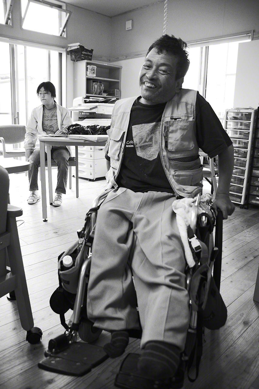 Nagai Isamu: Desde diciembre de 2010 su cuerpo perdió toda la fuerza, lo cual le impide subir y bajar de la silla de ruedas por sí mismo (imagen de 2011)