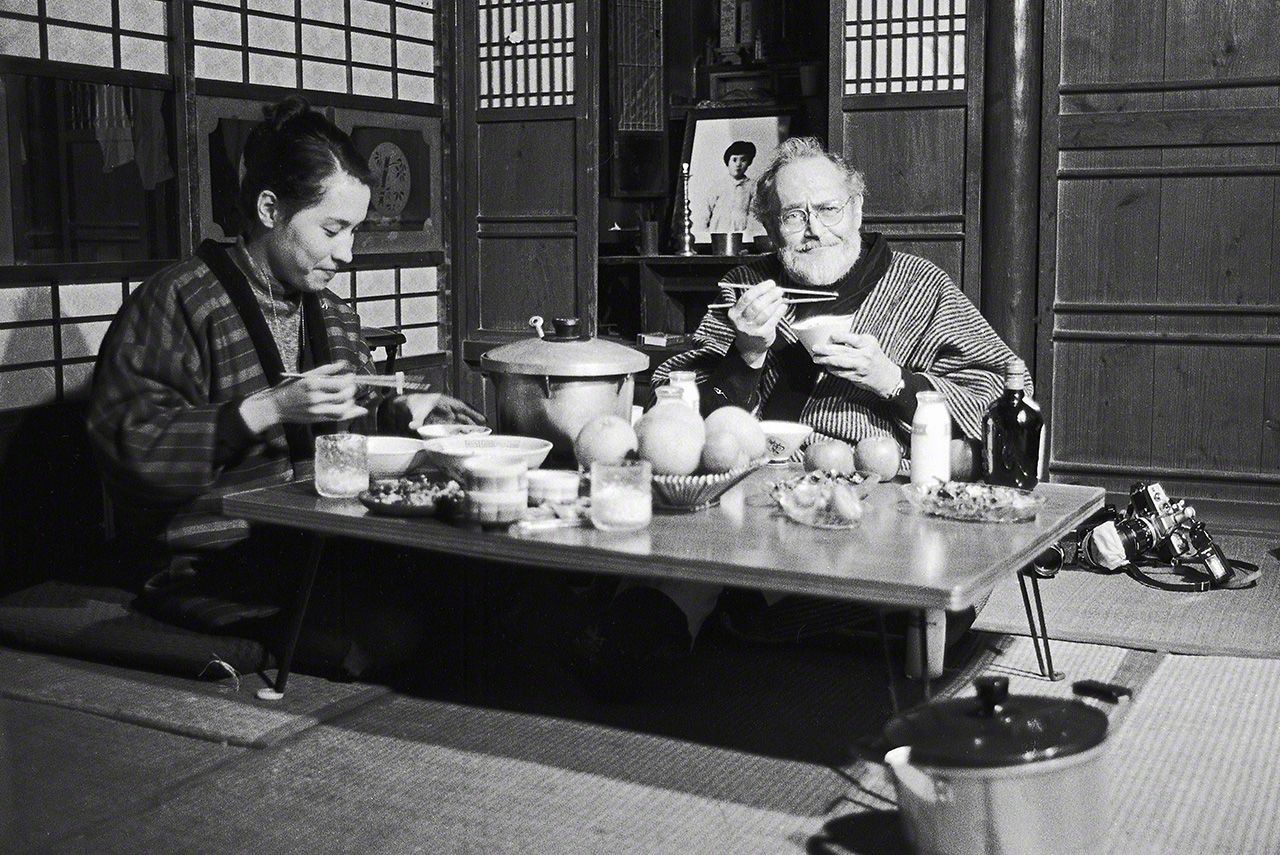 Eugene con su esposa Aileen en Kumamoto, Minamata. Cenando en el salón, vestidos con dotera, una chaqueta de kimono acolchada (imagen de 1972).