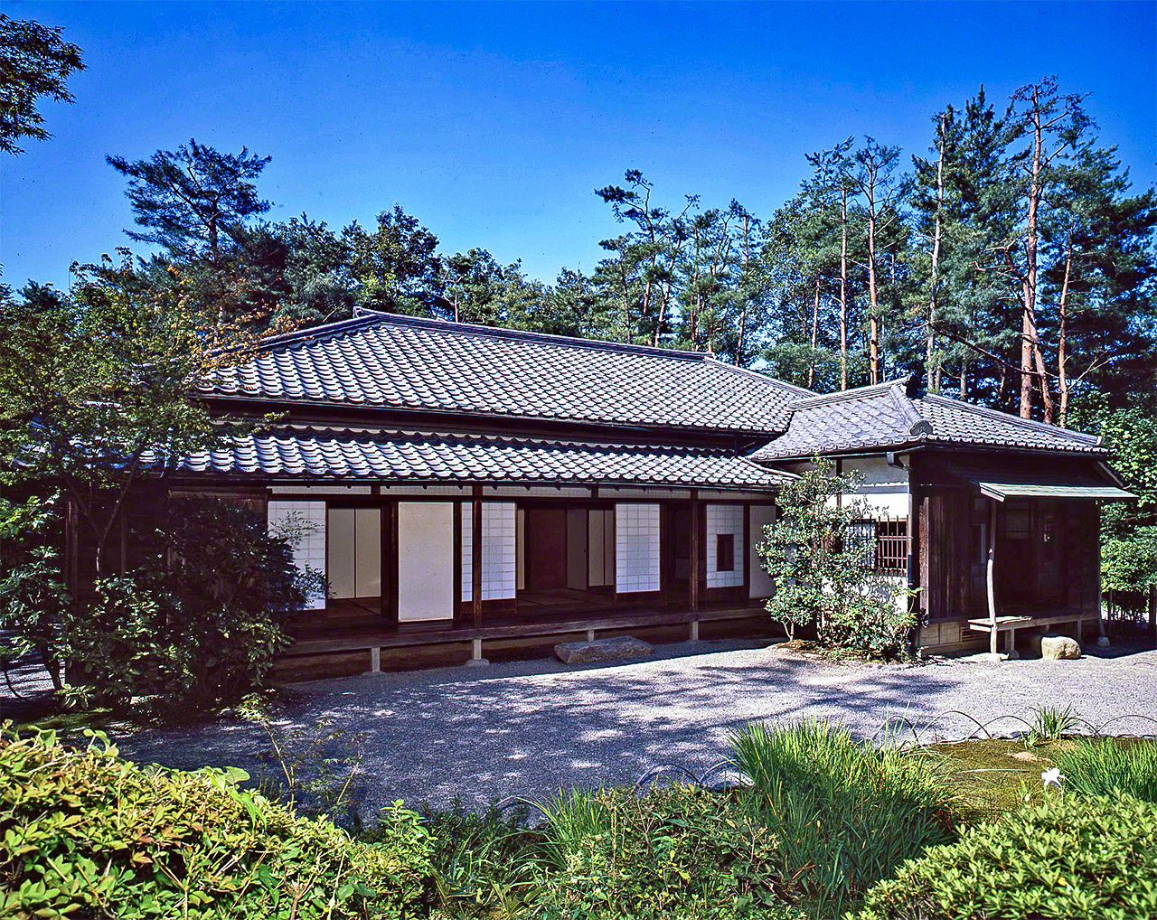 La vivienda construida originalmente en 1887 en Sendagi (distrito tokiota de Bunkyō) donde moraron, en épocas distintas, Mori Ōgai y Natsume Sōseki.