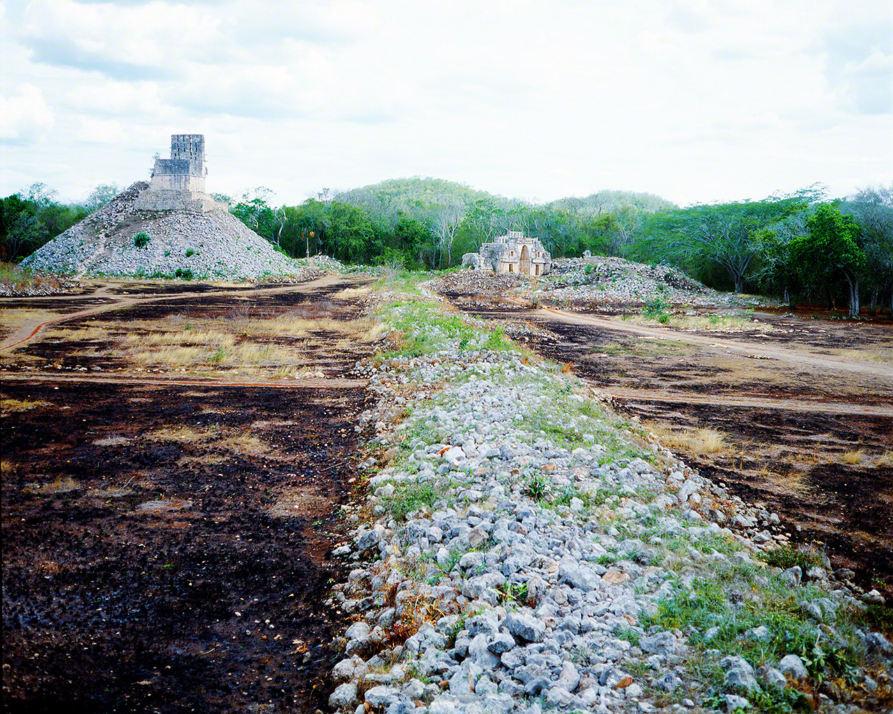 Fotografía de un camino empedrado en unas ruinas mayas de México, tomada en 1981, durante el viaje de investigación que me despertó la vocación de fotógrafo de festivales.