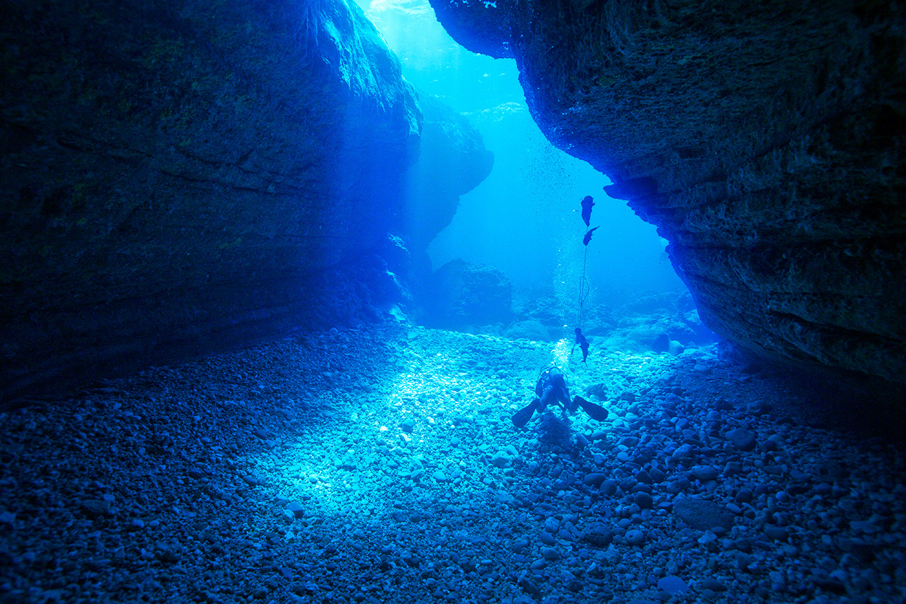 Cueva submarina en la isla de Nakano-ugan. En el fondo habitaban grandes meros de punta negra (Epinephelus fasciatus).