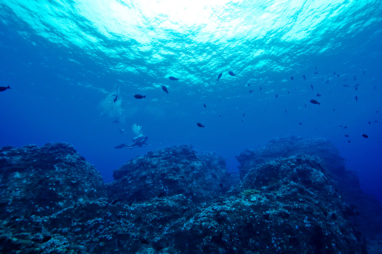 El mar de la isla de Nakano-ugan. Las corrientes violentas y la compleja orografía submarina lo convierten en una zona que abunda en especies que pescar.