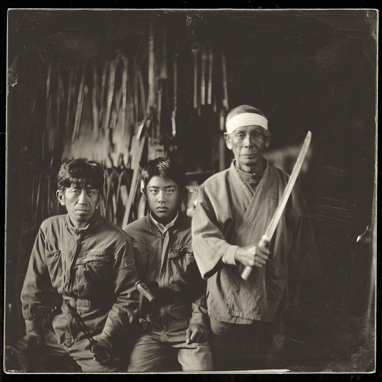 Tres generaciones de herreros de la ciudad vecina de Yasugi. La región es famosa por el fundido de hierro y por su excelente manufactura de espadas.
