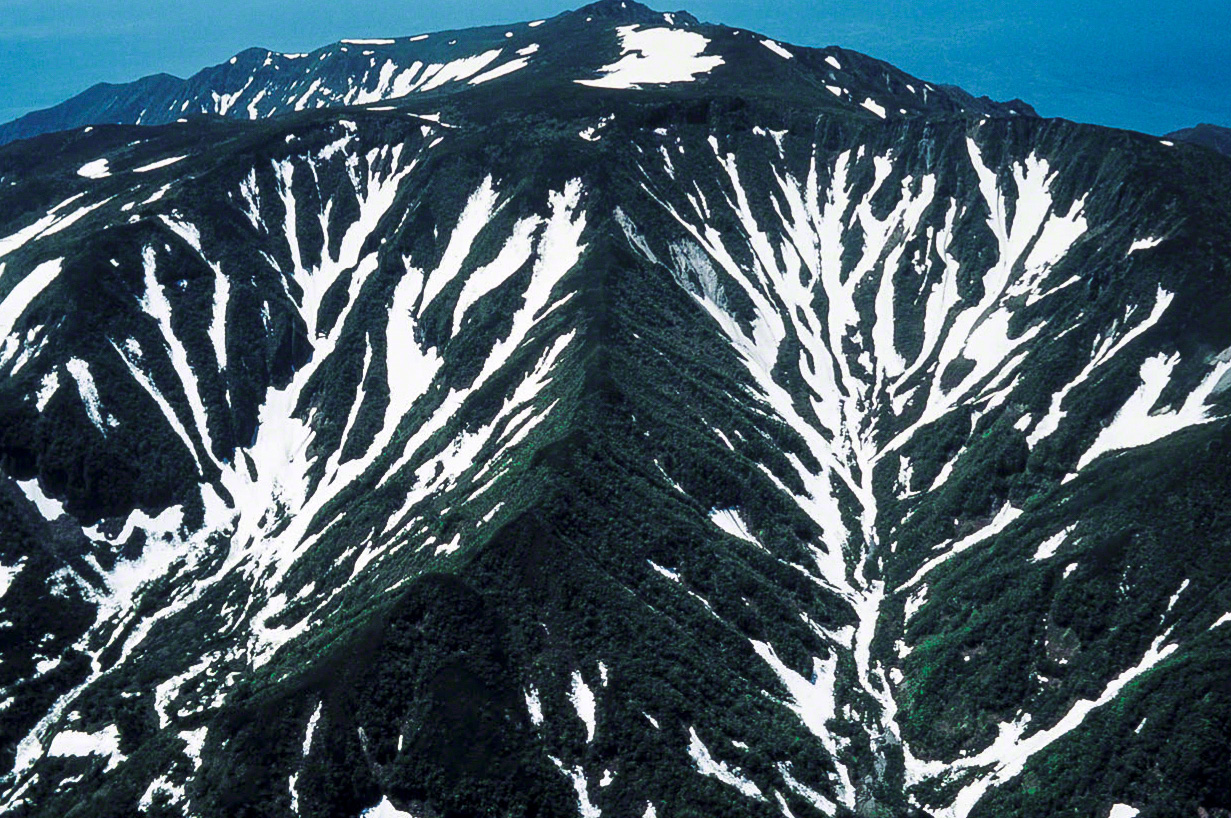 El monte Shiretoko (1.254 metros) a principios del verano. 