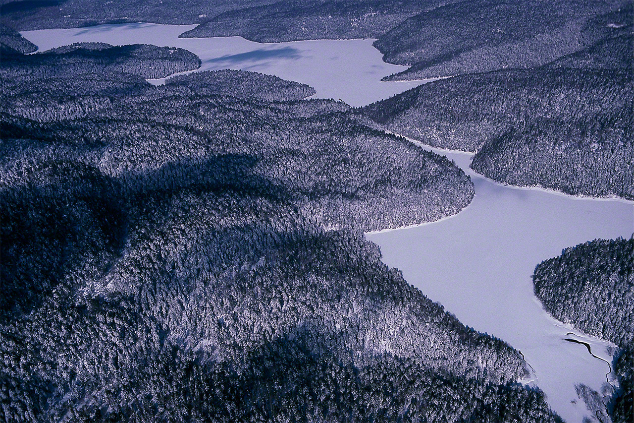 El agua del lago Penketō (frente) pasa por los lagos Panketō (fondo) y Akan para desembocar en el r&iacute;o Akan. El lago Akan fue una gigantesca caldera en la antig&uuml;edad, pero los desprendimientos de tierra lo dividieron en tres lagos m&aacute;s peque&ntilde;os.