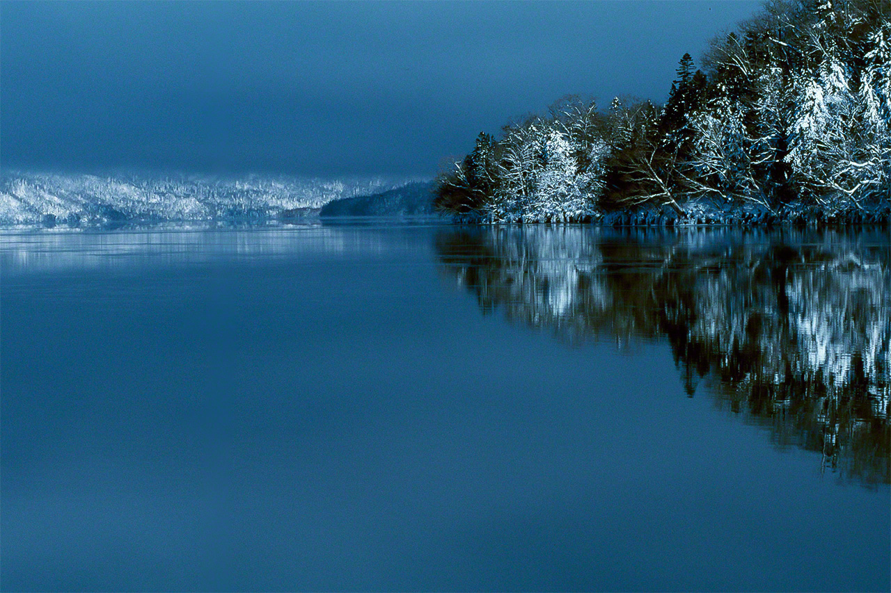 Vista despejada del lago Kussharo en invierno, despu&eacute;s de amainar la niebla.
