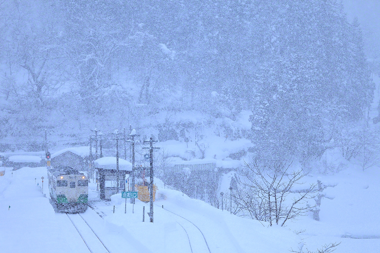 La locomotora diésel serie KIHA 40 esperando su salida en la estación Aizukawaguchi (Kaneyama, prefectura de Fukushima) de la línea JR Tadami en enero. Esta zona es conocida como lugar de grandes nevadas en Japón. En 2011, tras las fuertes precipitaciones que se registraron en Niigata y Fukushima, se suspendió servicio entre las estaciones de Aizu Kawaguchi y Tadami, y parece que tardará bastante en restablecerse por completo. En la actualidad, este tramo lo recorre la locomotora de diésel serie KIHA E120. 