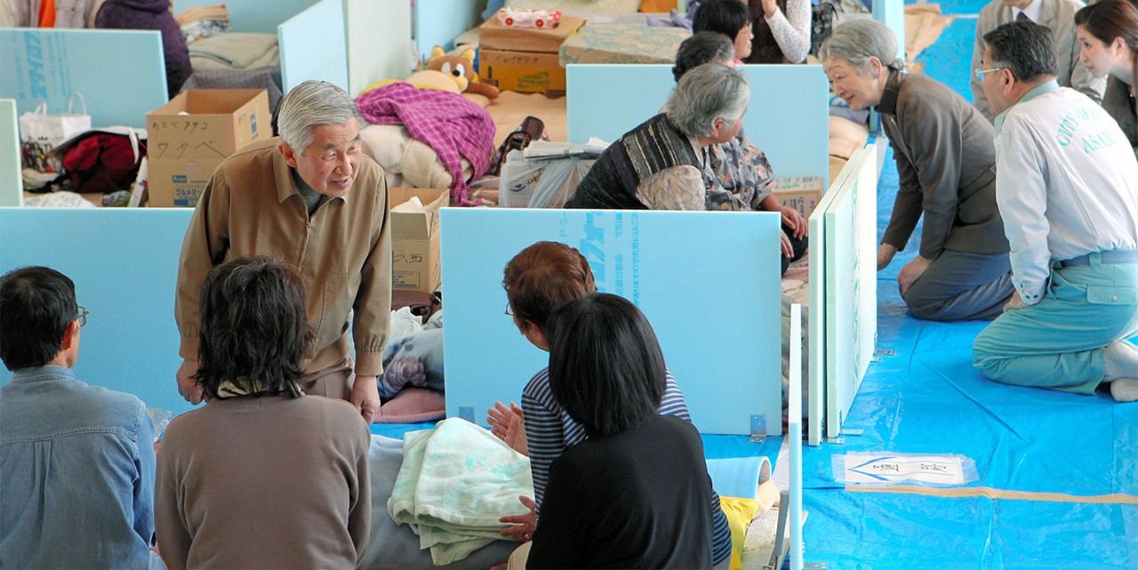 El Emperador Akihito y la Emperatriz Michiko dirigen palabras de aliento a los desplazados por el Gran Terremoto del Este de Japón el 14 de abril de 2011, en un centro público de salud de la ciudad de Asahi (prefectura de Chiba), convertido en centro de acogida. (Jiji Press) 