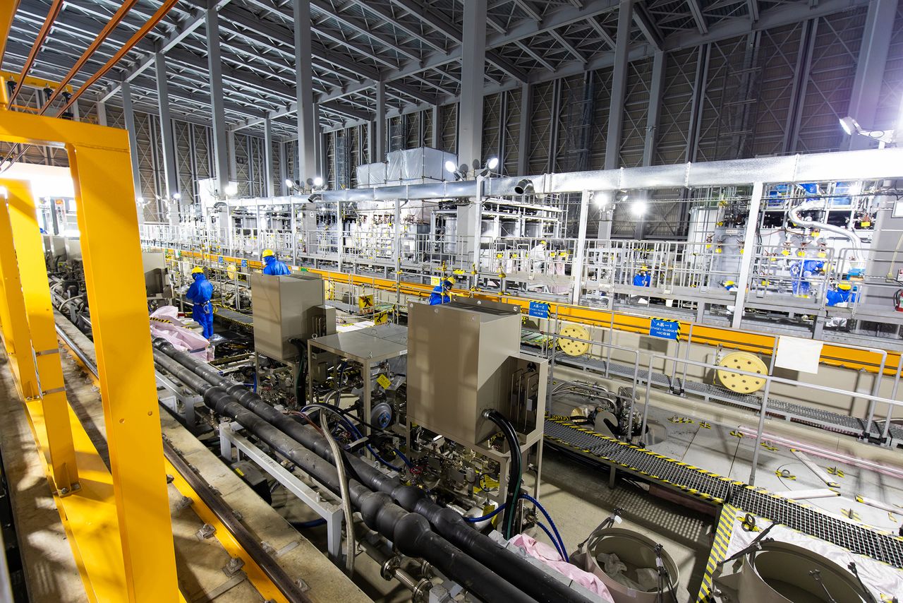 Sección de las instalaciones del sistema ALPS, que permite extraer del agua contaminada 62 tipos de sustancias radiactivas. (Fotografía de nippon.com)