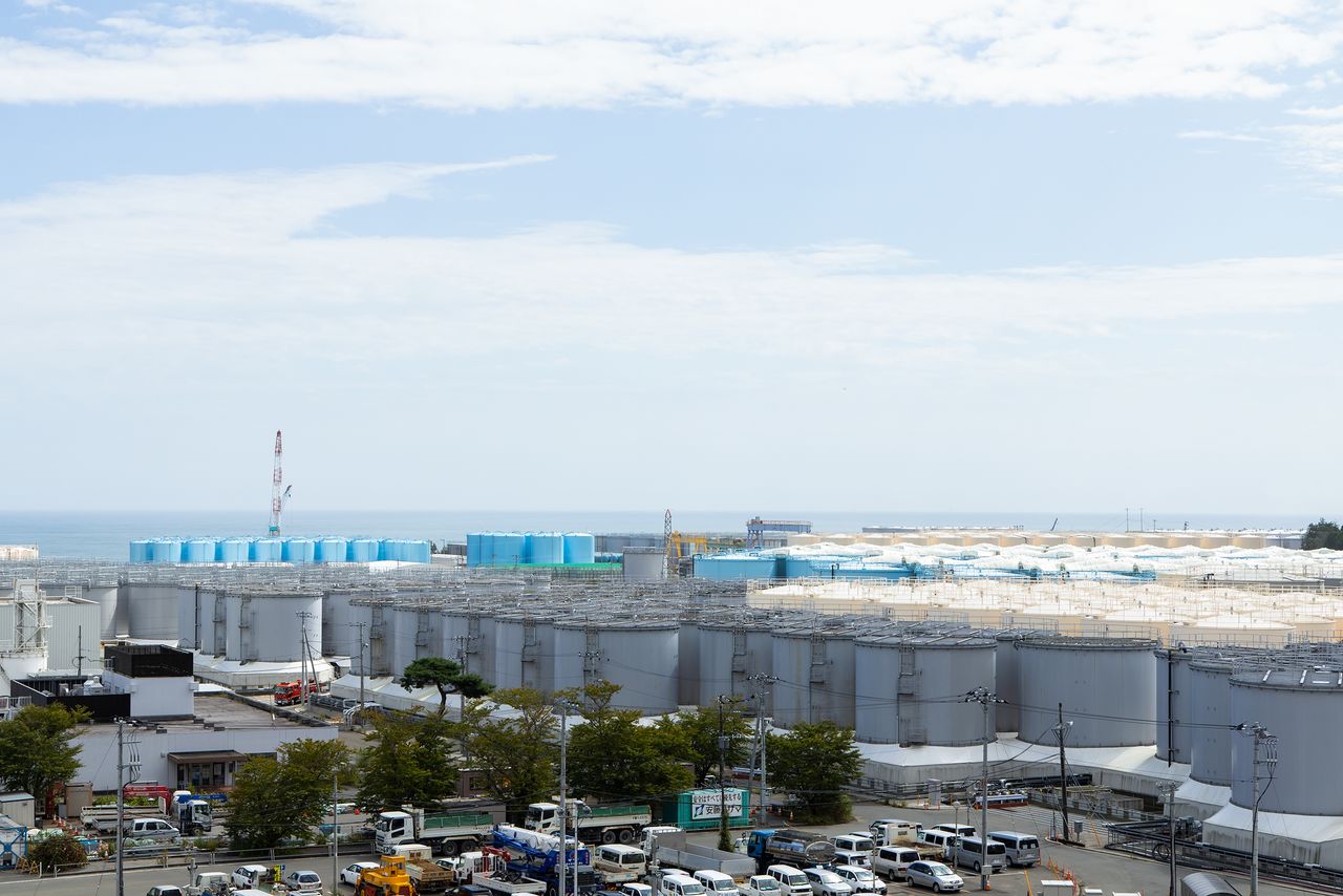 Los terrenos de la central nuclear Fukushima Dai-ichi, operada por la eléctrica TEPCO, están copados por grandes depósitos de agua tratada. (Fotografía de la redacción de nippon.com)