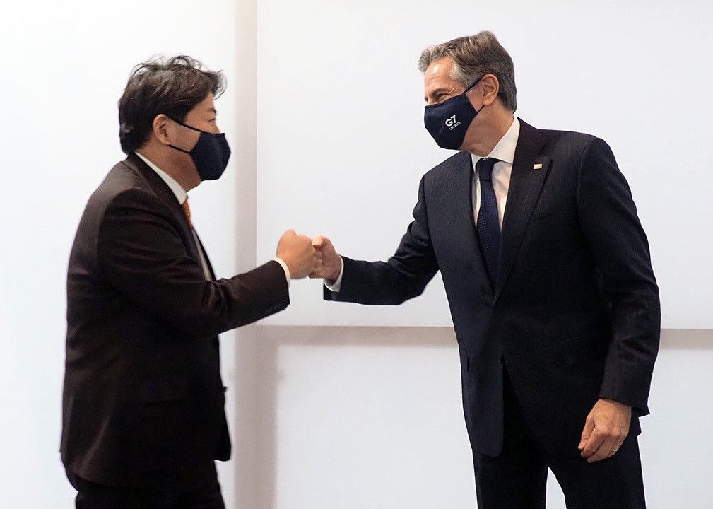 El ministro de Asuntos Exteriores de Japón, Hayashi Yoshimasa (izquierda) y el secretario de Estado norteamericano, Antony Blinken, se saludan durante la reunión del G7 en Liverpool (Reino Unido), el 11 de noviembre de 2021. (Jiji Press)