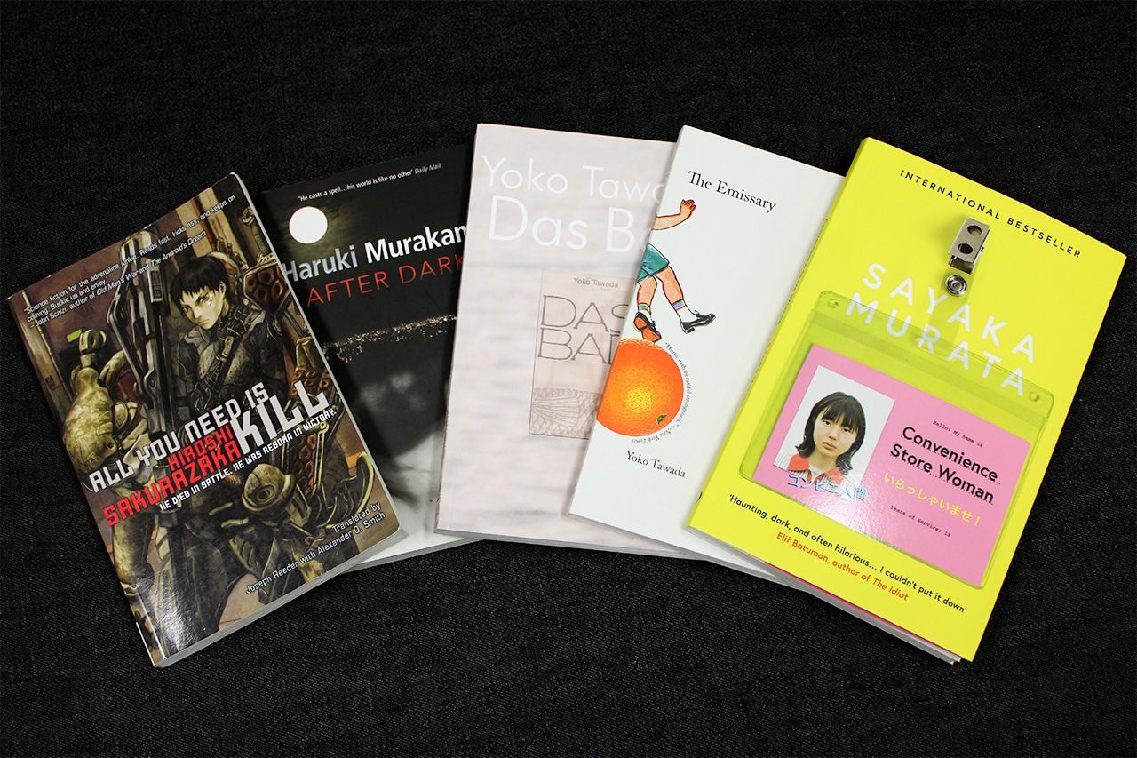 De izquierda a derecha, la light novel de Sakurazaka Hiroshi All You Need is Kill, After Dark de Murakami Haruki, Das Bad (título alemán de Urokomochi), The Emissary (traducción al inglés de Kentōshi que recibió el National Book Award en Estados Unidos) de Tawada Yōko, y Convenience Store Woman (traducción al inglés de Konbini Ningen), de Murata Sayaka.