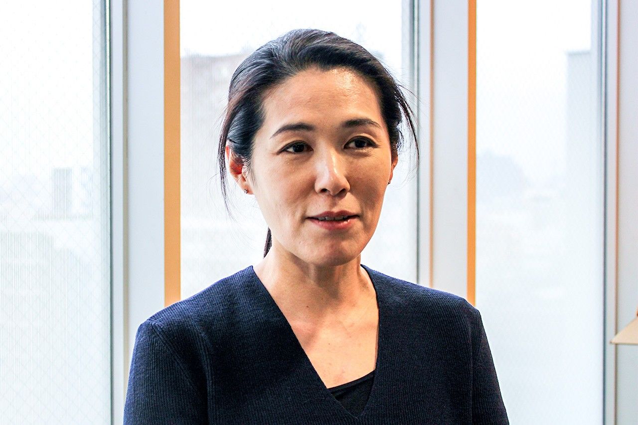 Ukawa Kō es profesora asociada en la Facultad de Ciencias Humanas de la Universidad Taishō y se especializa en antropología cultural. Sus investigaciones se centran en los problemas relacionados con el embarazo, el alumbramiento y la crianza de los hijos de las refugiadas vietnamitas.