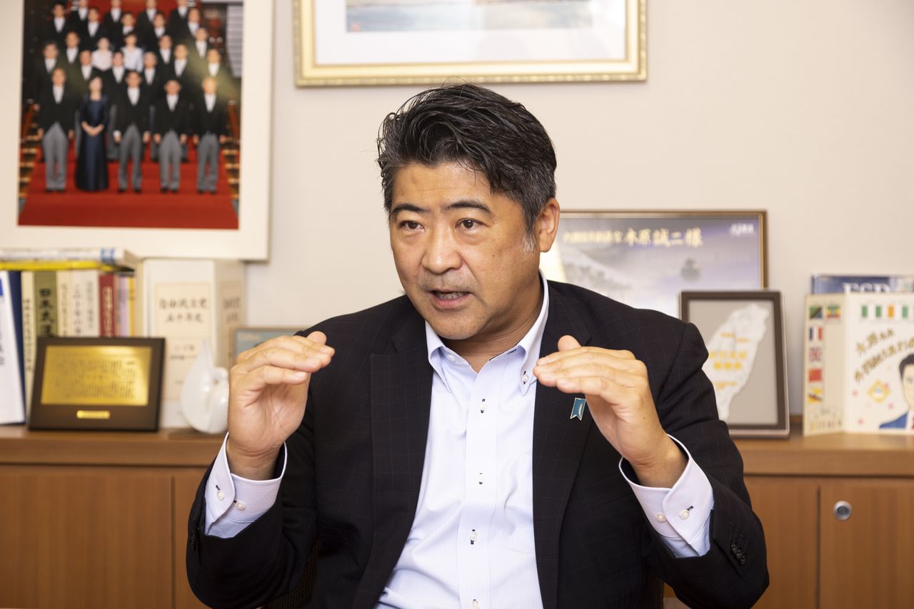 El subsecretario en jefe del Gabinete Kihara Seiji.