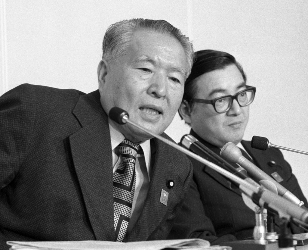 El jefe del Comité Central Miyamoto Kenji (izquierda) y el secretario general Fuwa Tetsuzō tras el decimoquinto Congreso del Partido Comunista, el 1 de marzo de 1980, en Atami (Shizuoka). (Kyodo News)