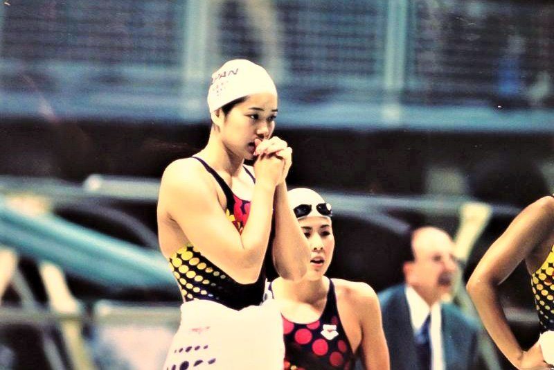 En la final de relevos libres de 4×200m de las Olimpiadas de Atlanta, Imoto parece estar rezando mientras sigue con la mirada a su compañera de equipo (Fotografía cortesía de Imoto Naoko).
