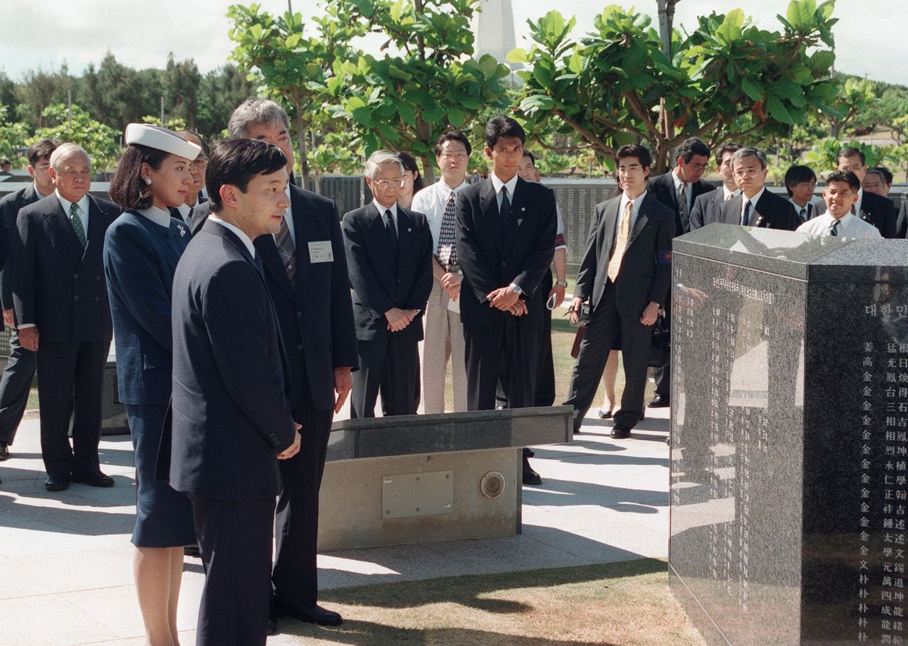El entonces príncipe heredero Naruhito y su esposa Masako visitan el monumento Heiwa no ishiji (“Piedra angular de la paz”), erigido en honor de todos los muertos de la guerra en Okinawa (15 de julio de 1997, en el Parque de la Paz de Itoman). (Jiji Press)