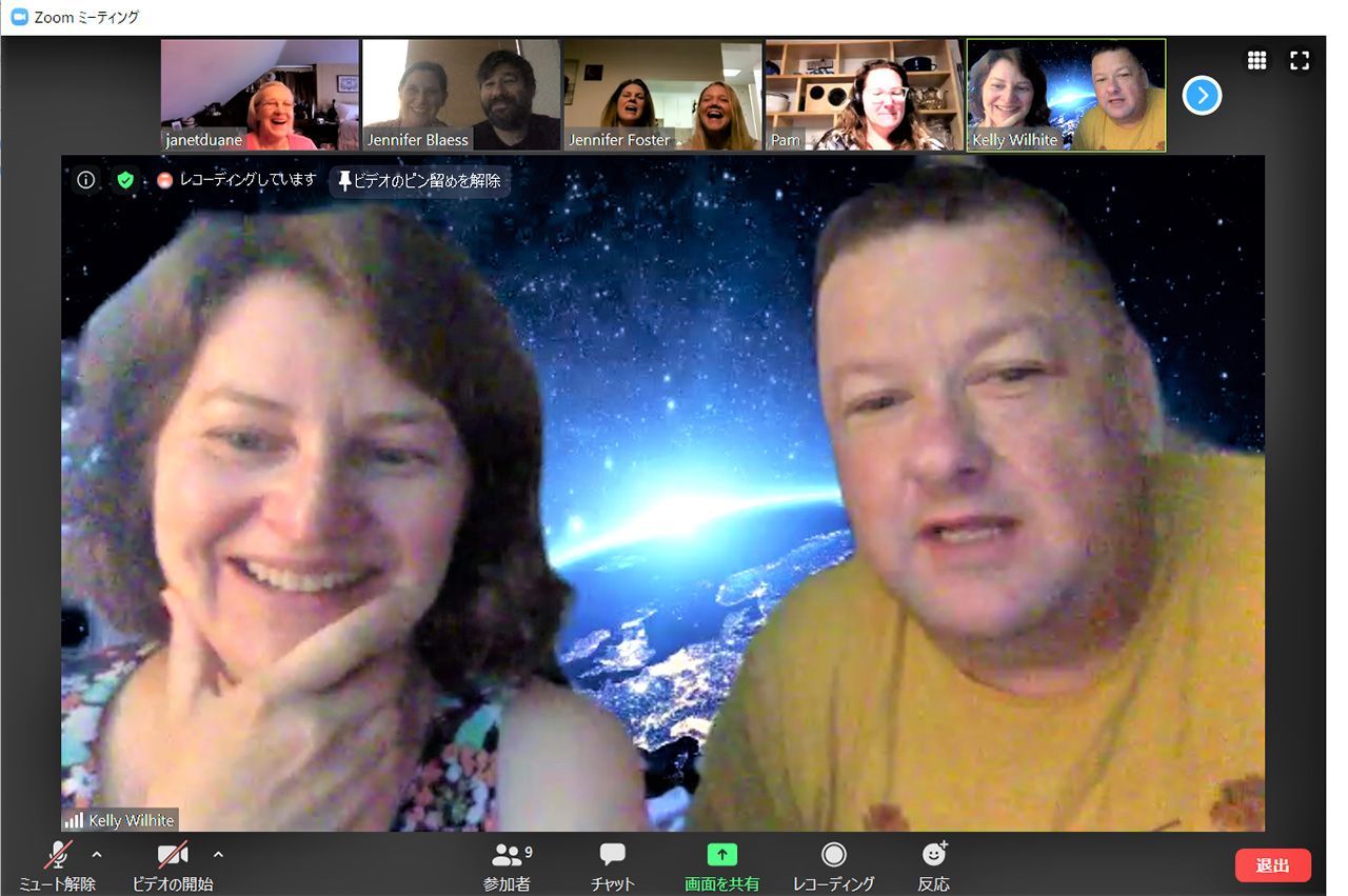 Invitados extranjeros atentos a las evoluciones de la geisha Yumiko-san.