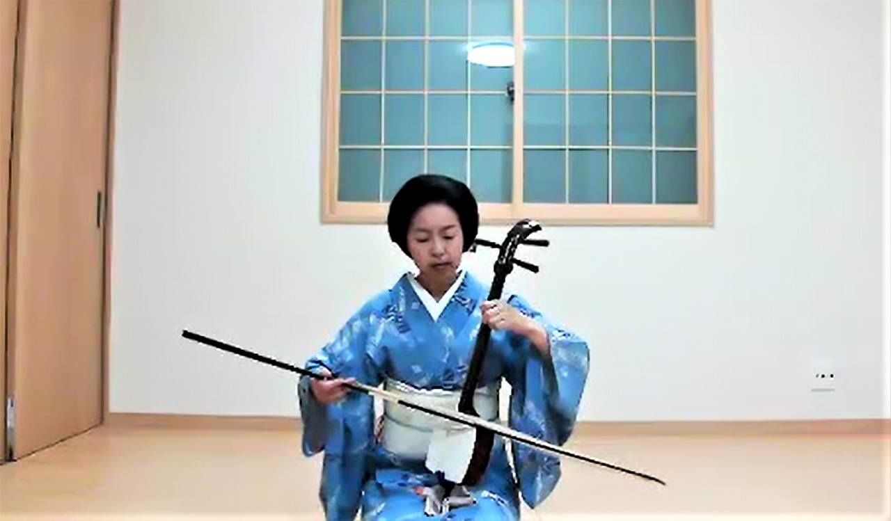 Hoy en día, no es fácil encontrar geishas que dominen la técnica del kokyū o violín japonés. Yumiko-san interpreta piezas que escoge según el país de procedencia de los invitados.