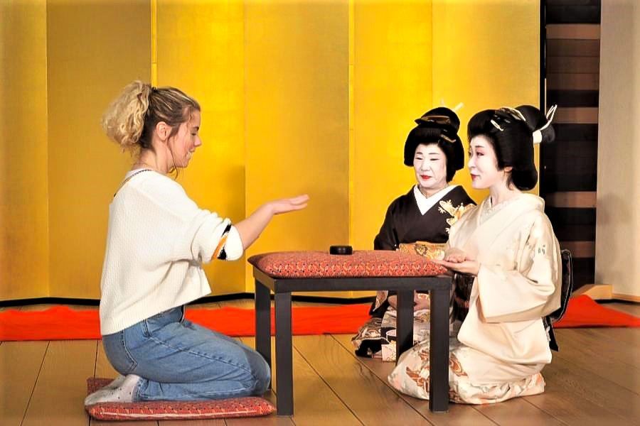 Una escena del evento Meet Geisha. La invitada juega con dos geishas en el kenban o local de formación de Yumoto.