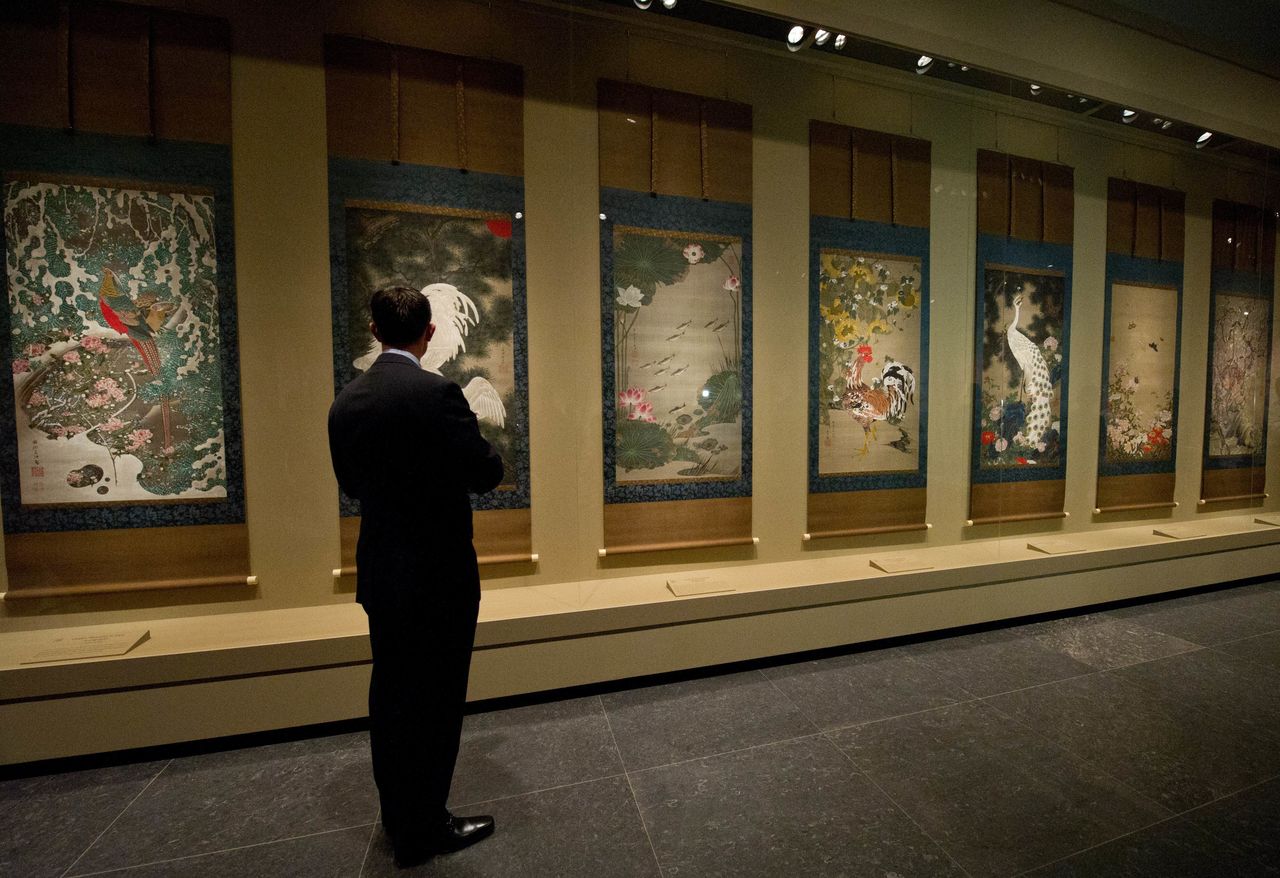 Exposición de las 30 obras de la serie Dōshoku Sai-e de Itō Jakuchū en la Galería Nacional de Arte de Washington, primera muestra de este pintor en el extranjero. Fotografía tomada el 26 de marzo de 2012. (AFP / Jiji Press)