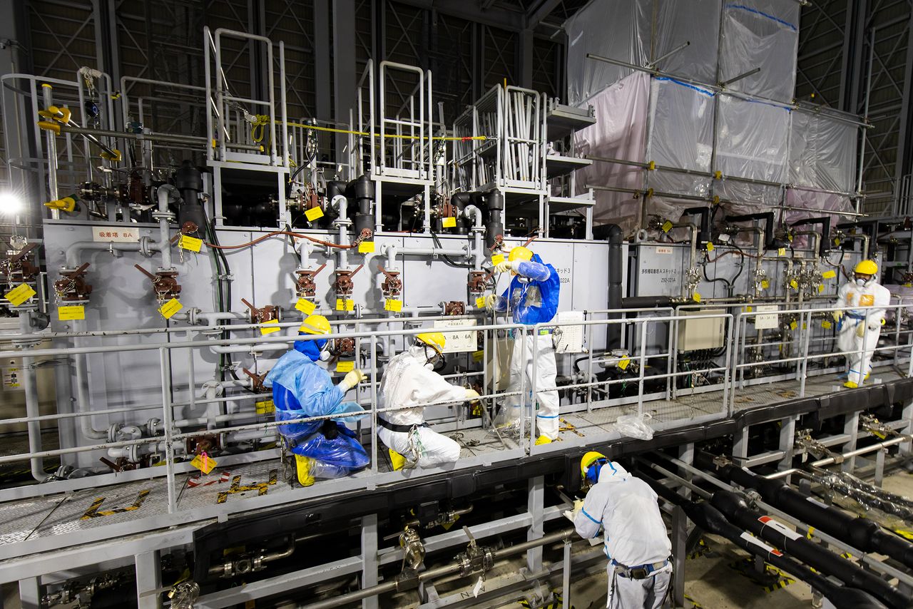 El ALPS es capaz de eliminar 62 tipos de sustancias radioactivas del agua contaminada (pero no el tritio) para convertirla en agua tratada. (© Nippon.com)