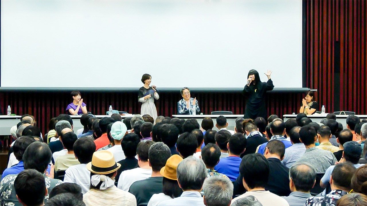 Kobayashi Yoshinori (sentado en el centro), en un momento del debate junto a los panelistas. (Cortesía de la organización del acto) 