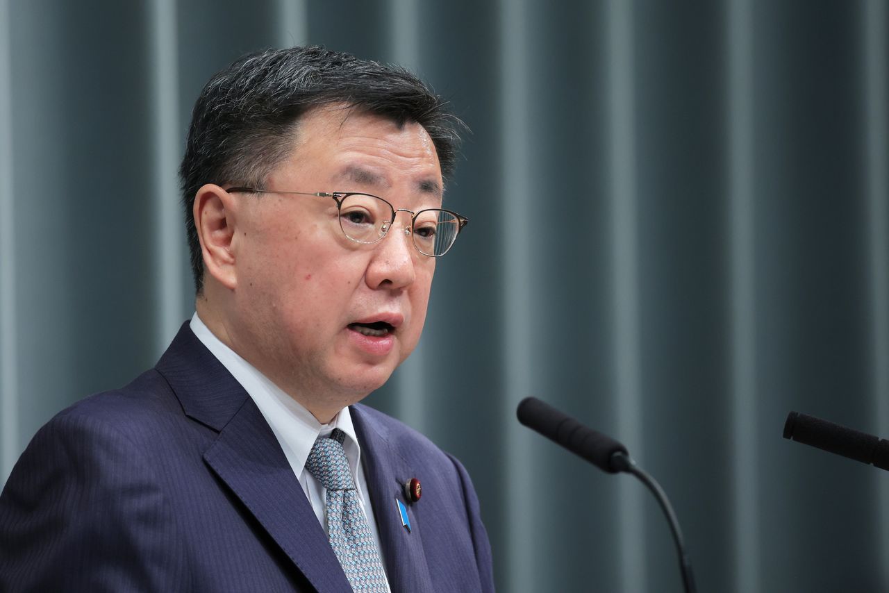 El secretario jefe del Gabinete Matsuno Hirokazu anunció su dimisión el 14 de diciembre, en la Oficina del Primer Ministro en Tokio. (© Jiji)