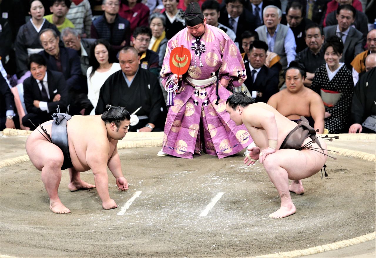 En la última jornada del torneo de noviembre de 2019, el yokozuna Hakuhō (derecha) se sirvió de todo el tiempo permitido para el calentamiento antes de empezar a batirse con Takakeishō. (© Jiji Press)