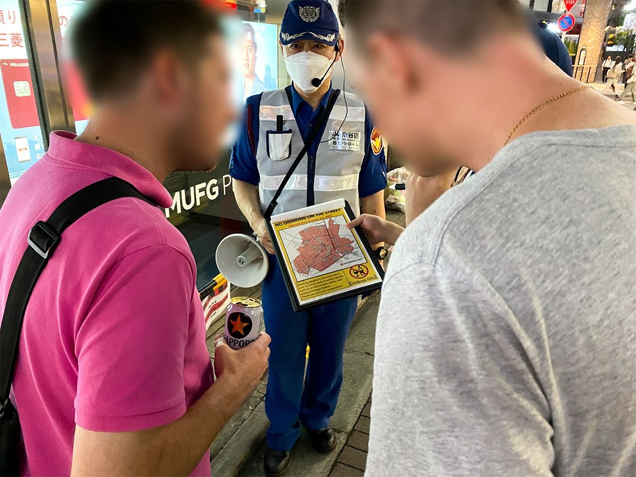 Dos hombres extranjeros con latas de cerveza que se negaron a entregar a pesar de ser informados de la prohibición sobre el consumo de alcohol en la calle. La fotografía se tomó cerca de la estación de Shibuya el 4 de octubre de 2024. Fotografía editada para proteger la privacidad. (© Inose Hijiri)