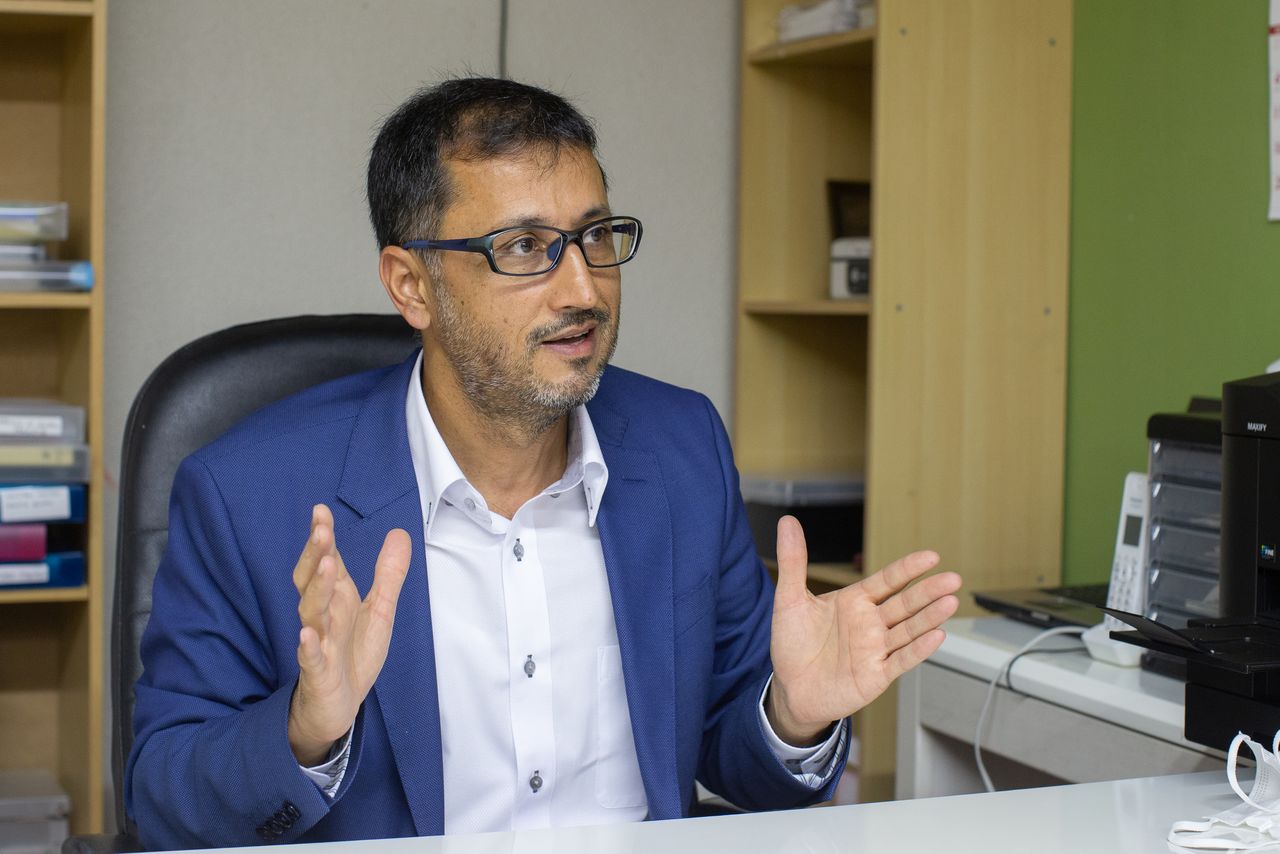 Muhammad T. Khan, presidente de la Asociación Musulmana de Beppu. Tras doctorarse en la Universidad de Kyūshū, en 2007 obtuvo un puesto docente en la de Ritsumeikan Asia-Pacífico. (Fotografía del autor del artículo, tomada el 9 de octubre de 2020 en Beppu)