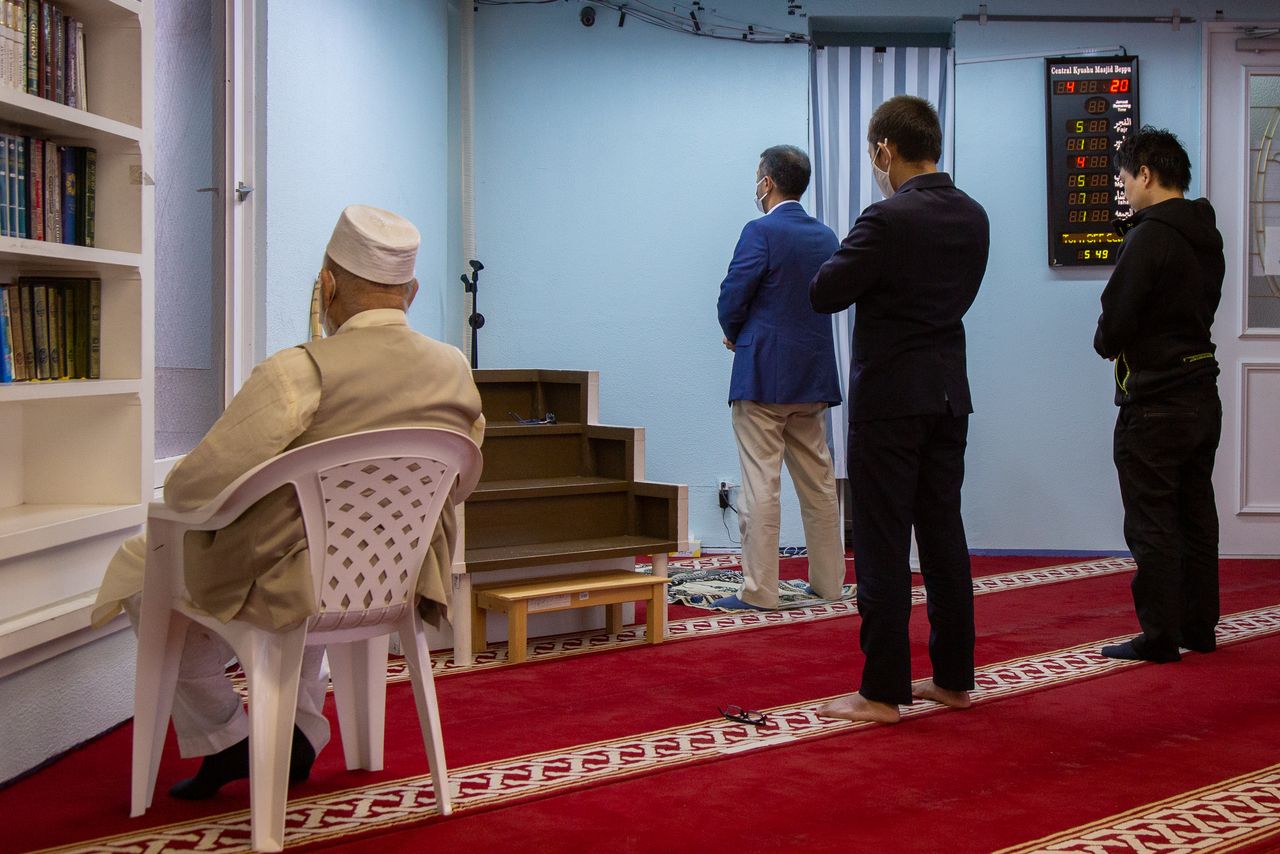 Musulmanes rezan en la mezquita de Beppu (prefectura de Ōita), en la que actualmente se congregan unas 300 personas, muchas de ellas estudiantes. (Fotografía del autor del artículo, tomada el 9 de octubre de 2020)