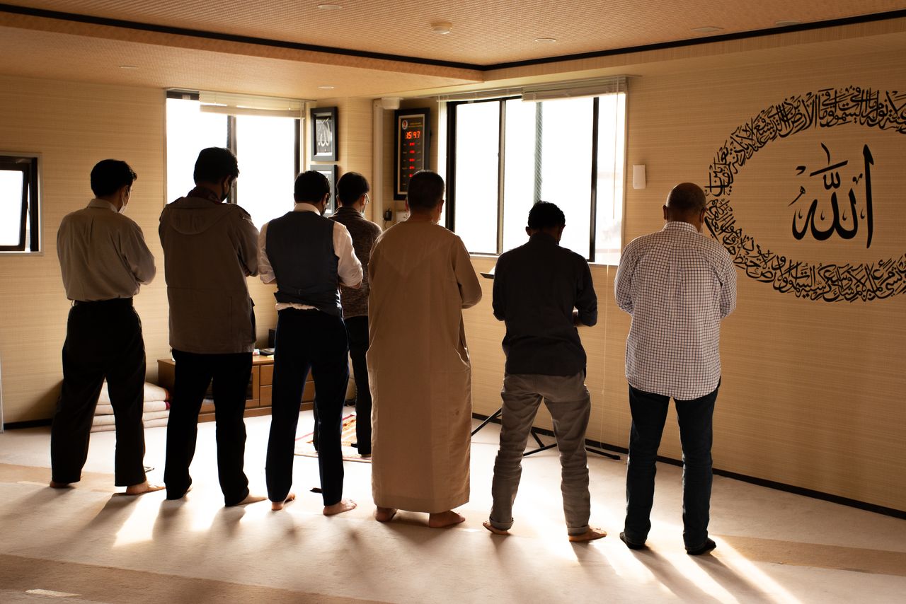 Musulmanes rezan en la mezquita de Nishichiba (distrito de Chūō, ciudad de Chiba), cerca de la Universidad de Chiba, el 20 de mayo de 2022. (Fotografía del autor del artículo)