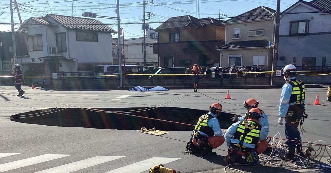 Como se aprecia en esta fotografía tomada el mismo día del accidente (28 de enero de 2025), al principio, el diámetro del agujero era de solo unos 10 metros. (Fotografía tomada por el Gobierno prefectural de Saitama y difundida por Jiji)