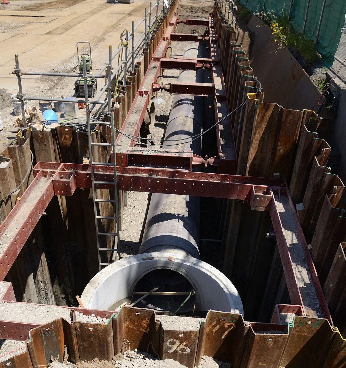 Obras de soterramiento de una tubería de alcantarillado. (Pixta)
