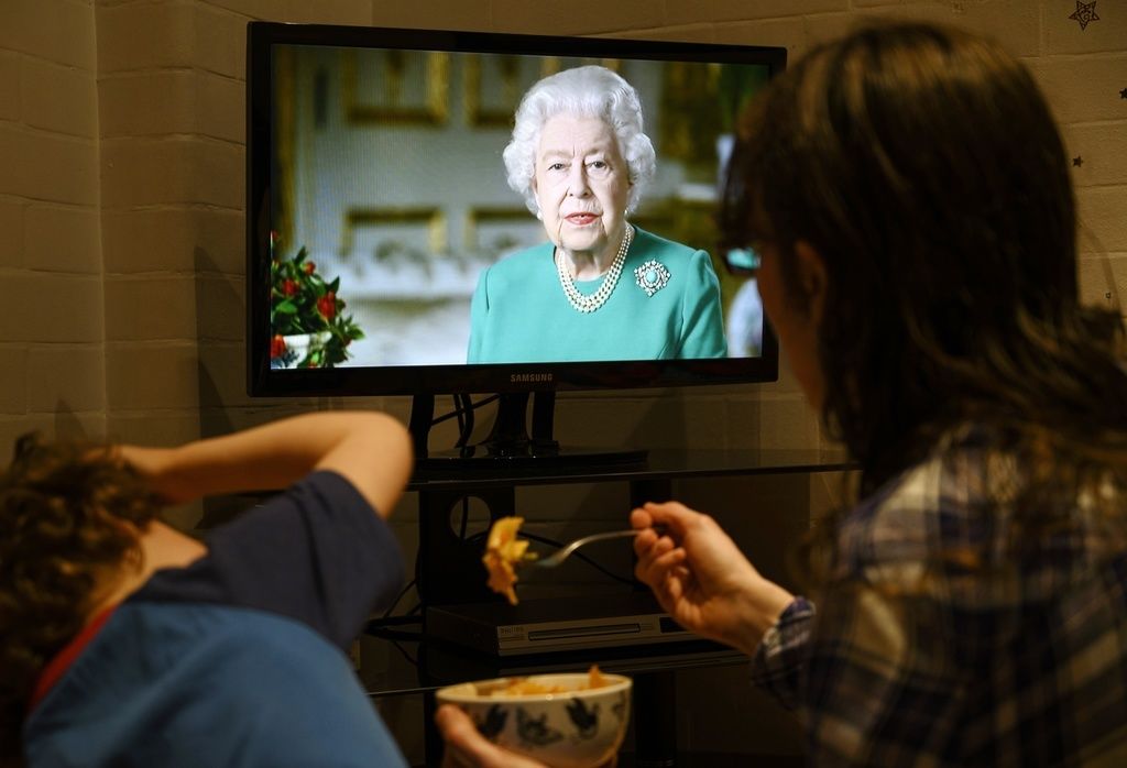 La reina Isabel de Inglaterra urge a sus ciudadanos a unirse en solidaridad ante la batalla contra la pandemia en un mensaje de vídeo. (Kyodo News)