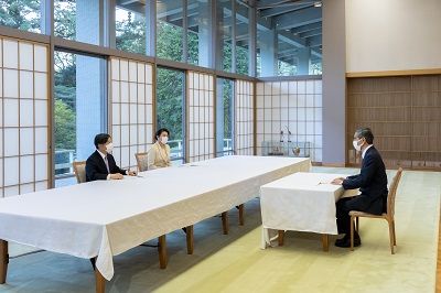 El Emperador y la Emperatriz reciben explicaciones sobre la situación de la pandemia por parte del experto Omi Shigeru, el 10 de abril de 2020 en el Palacio de Akasaka. (Imagen del sitio web de la Agencia de la Casa Imperial)