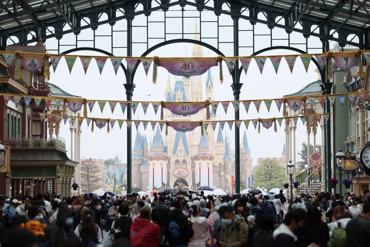 Tokyo Disneyland celebró su 40.º aniversario en 2023. Hoy en día sigue repleto de gente todos los días. (Jiji Press)
