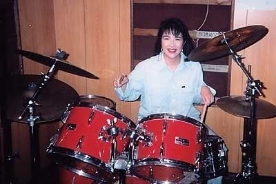 Takaichi tocando la batería. (Por cortesía del sitio web oficial de Takaichi Sanae)