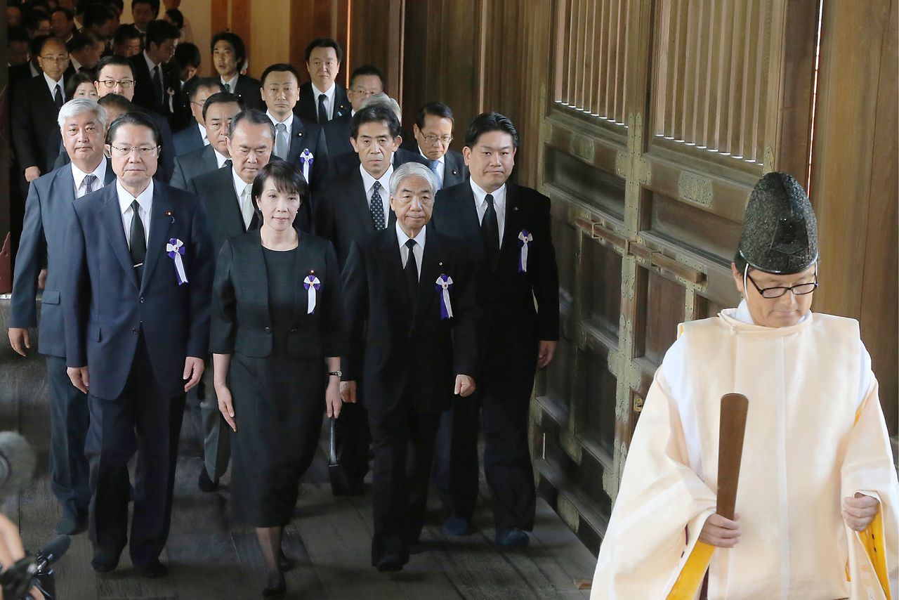 Takaichi Sanae se une el 15 de agosto de 2014 a un grupo multipartidista de legisladores que visitan el controvertido santuario Yasukuni de Tokio para rendir homenaje a los japoneses caídos en la guerra. (© Jiji)