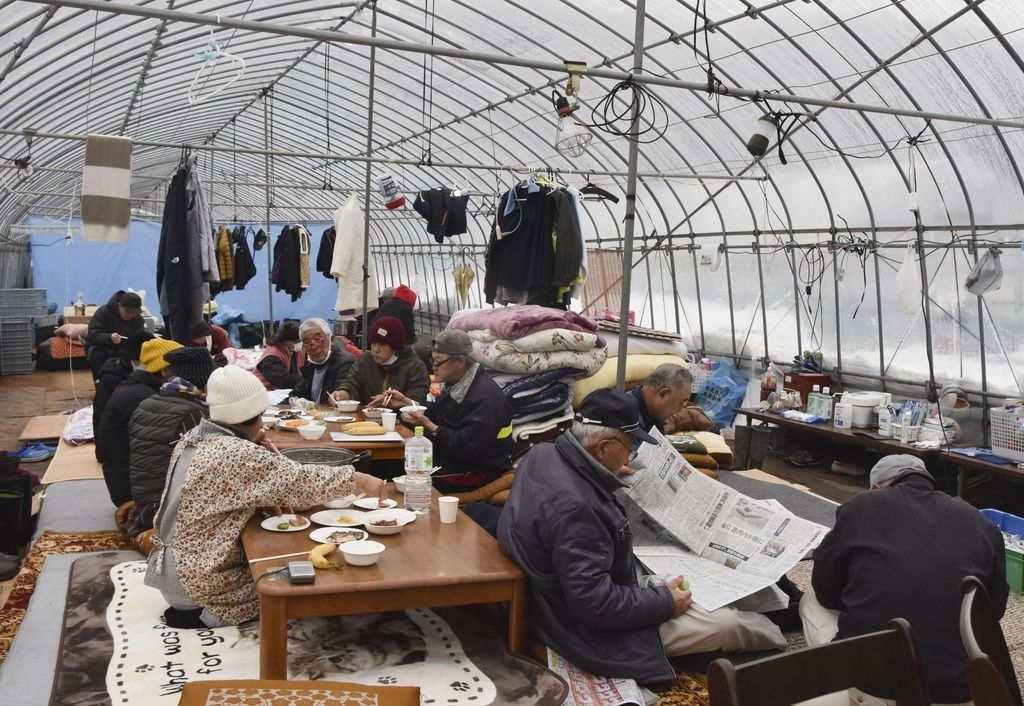 Las víctimas del terremoto de Noto se refugiaron en un invernadero de plástico en Wajima, prefectura de Ishikawa, el 9 de enero de 2024, más de una semana después del terremoto. (© Kyōdō)
