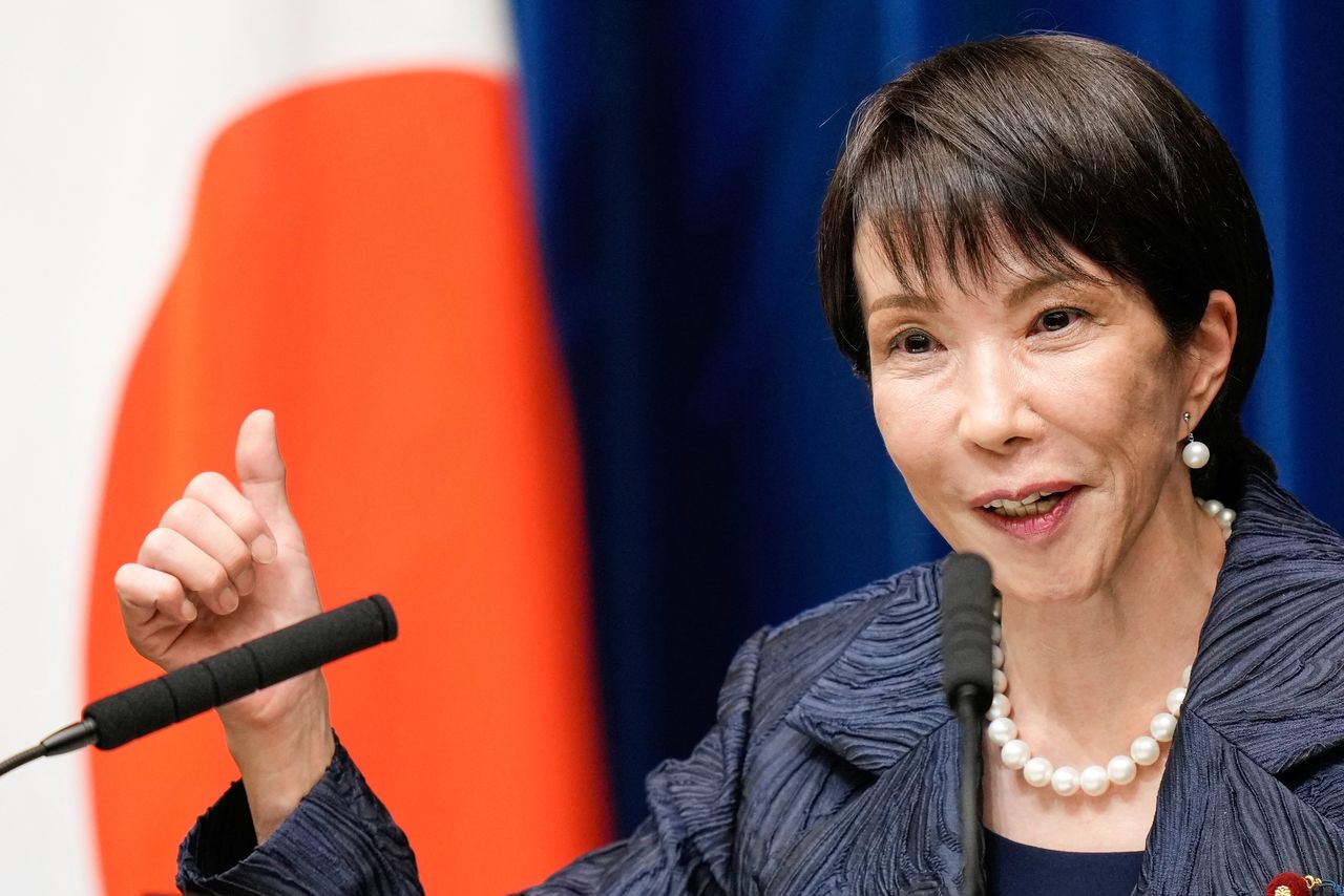 La primera ministra Takaichi durante su primera rueda de prensa tras ocupar su cargo, en octubre de 2025. (© AFP/Jiji)