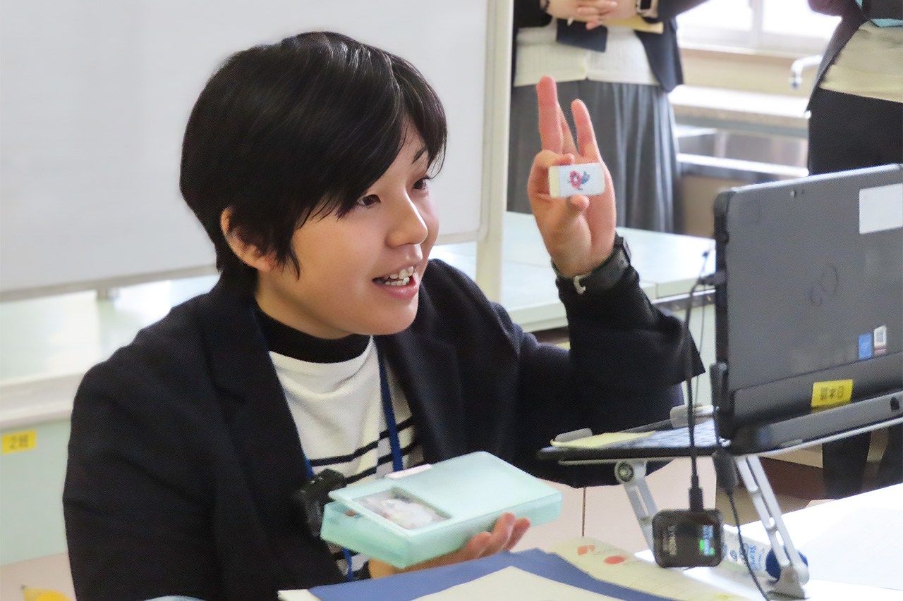 Etō Rieko imparte una clase de japonés a distancia a través de computadoras conectadas entre sí. (© Tanaka Keitarō)