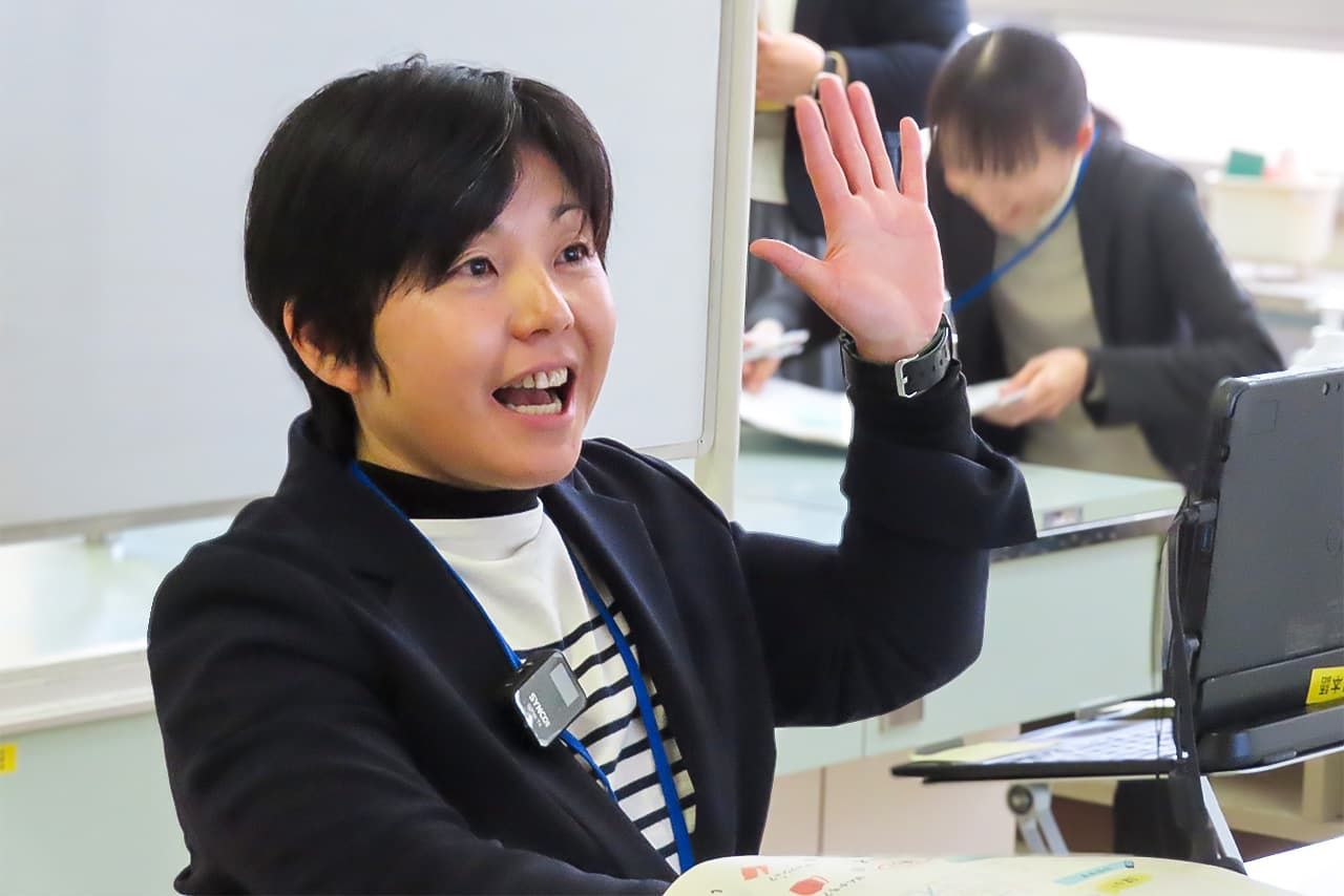 Etō mira a propósito a la cámara y utiliza gestos para conectar con los niños. (© Tanaka Keitarō)