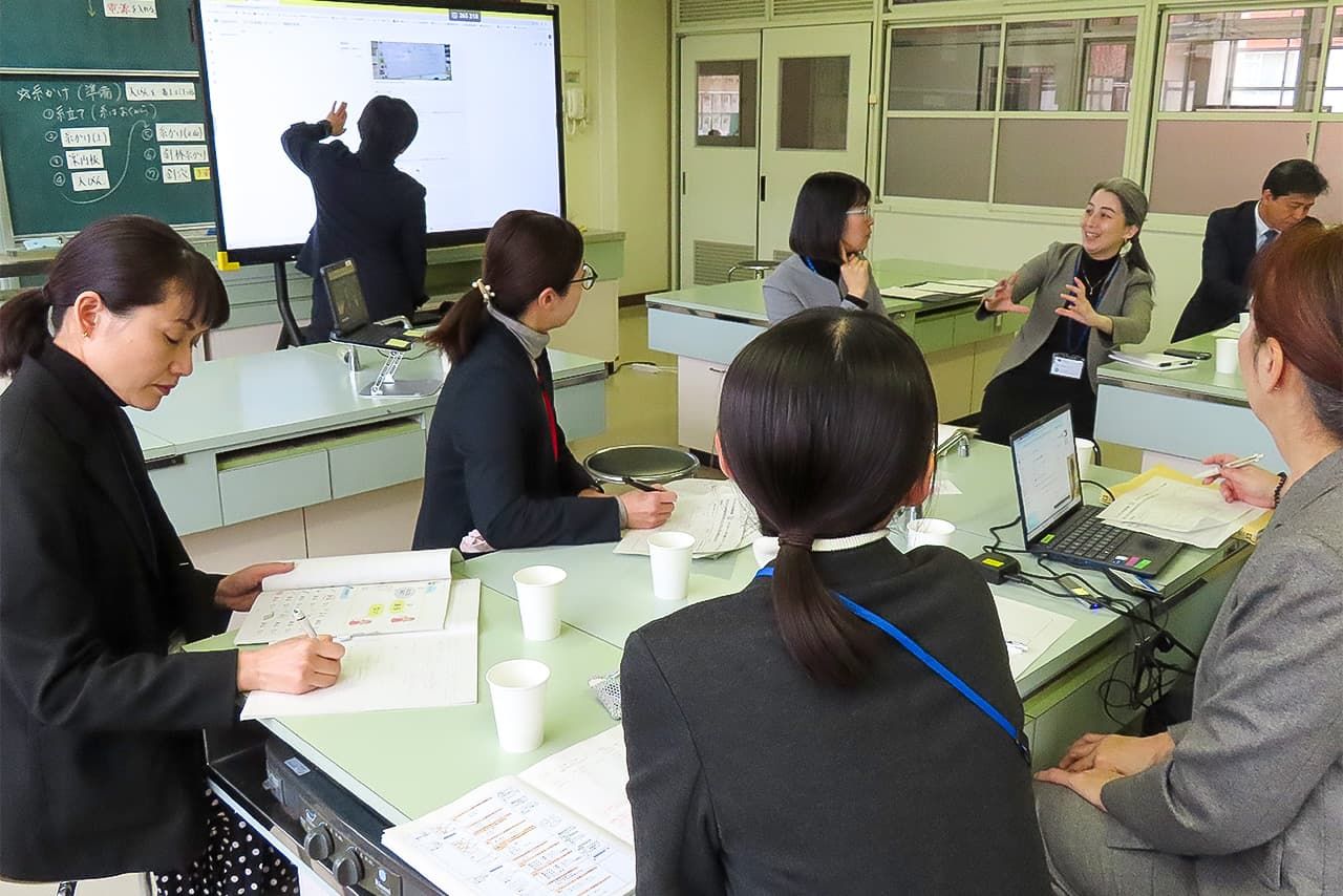 Los participantes revisan la clase en línea impartida por la Junta Municipal de Educación de Fukuoka. (© Tanaka Keitarō)