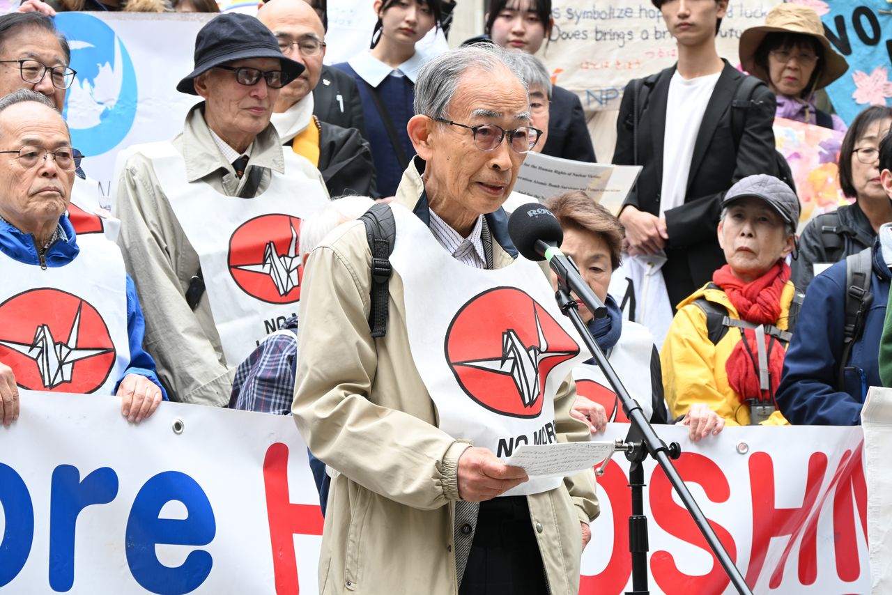 Hamasumi Jirō interviene en Nueva York el 26 de abril de 2026 en un acto de protesta contra las armas nucleares celebrado durante la undécima Conferencia de Revisión de las Partes del Tratado de No Proliferación Nuclear, que tuvo lugar en la ciudad. (© Jiji)