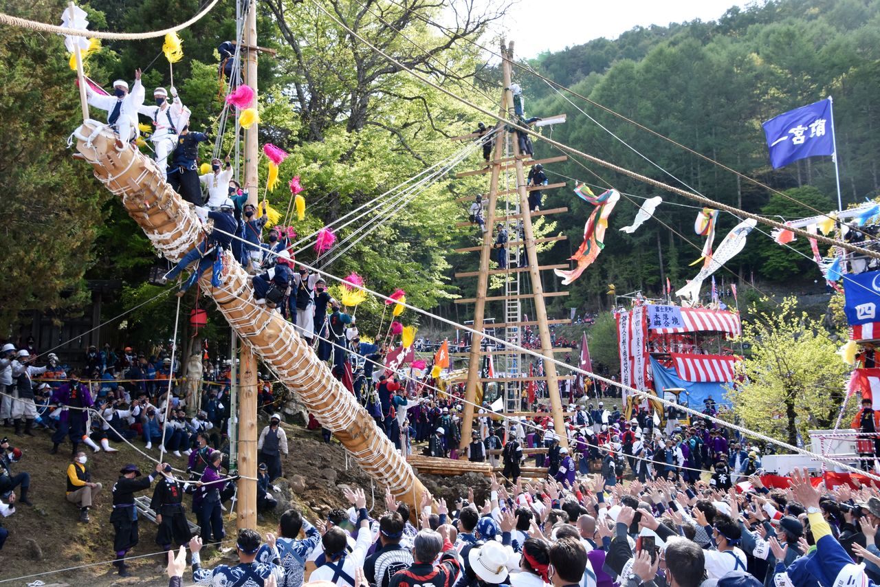 En un ritual del festival Onbashirasai se levanta un gigantesco pilar con feligreses montados. Mayo de 2022, Chino, prefectura de Nagano. (Jiji)