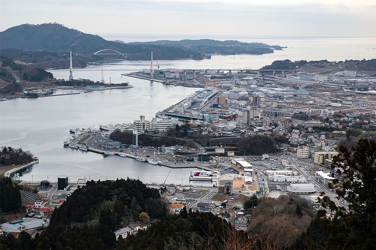 Una vista panorámica de la bahía de Kesennuma desde el monte Anba. La reconstrucción de la zona urbana está a punto de completarse. 