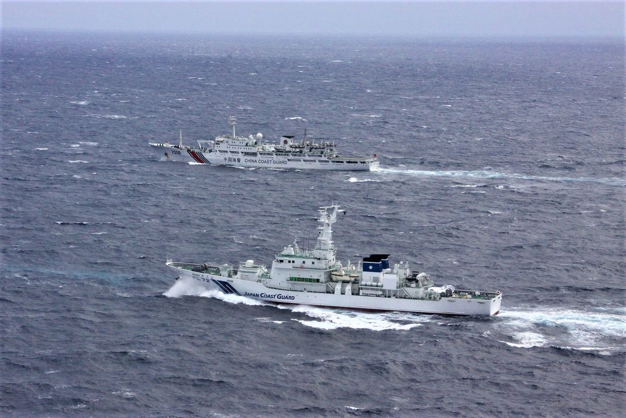 Cerrado marcaje en las aguas territoriales japonesas de las islas Senkaku entre una patrullera japonesa, en primer plano, y un barco de la Guardia Costera china. La tensión continúa. (Cortesía de la Agencia de la Guardia Costera de Japón)