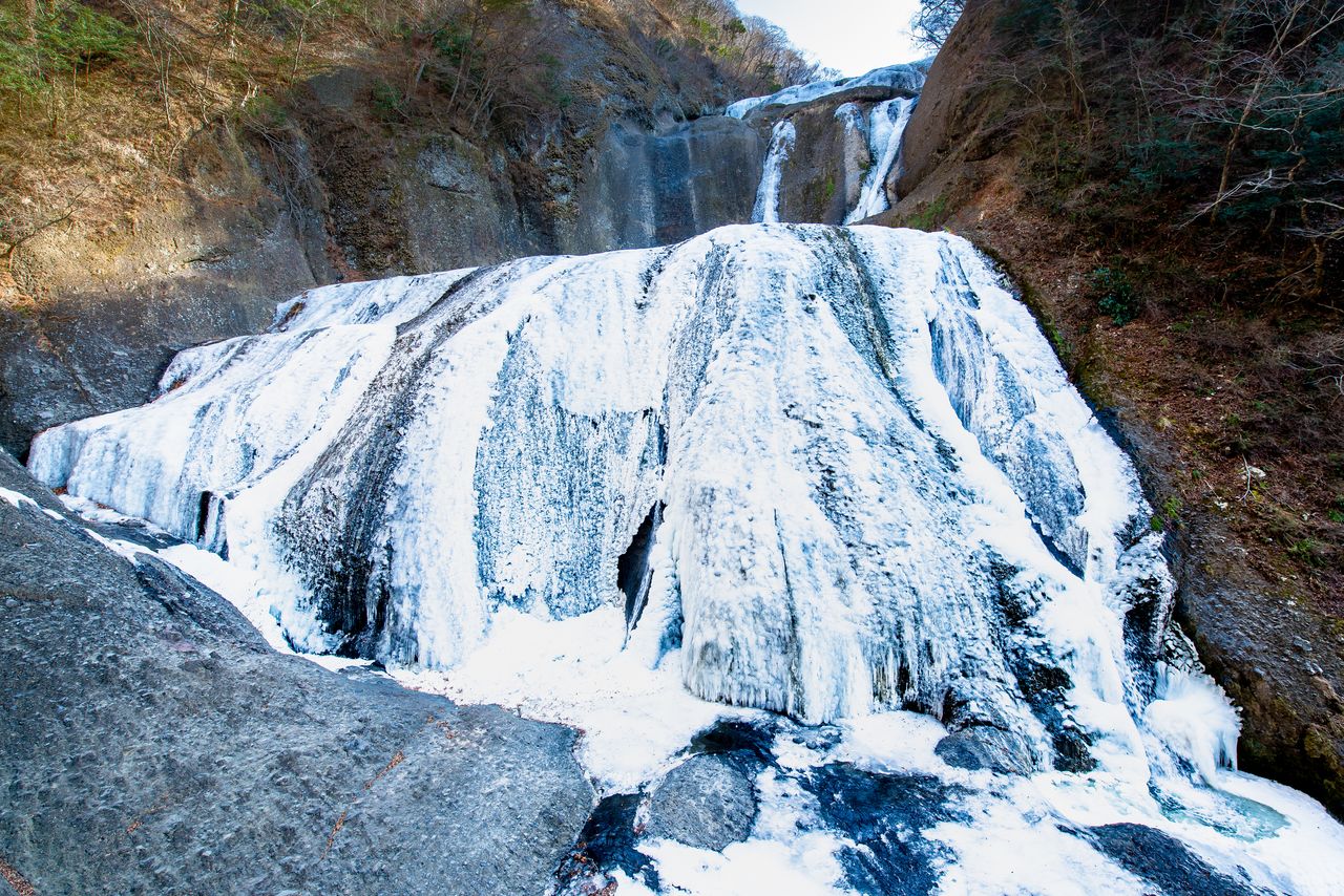 La cascada de Fukuroda congelada. (PIXTA)